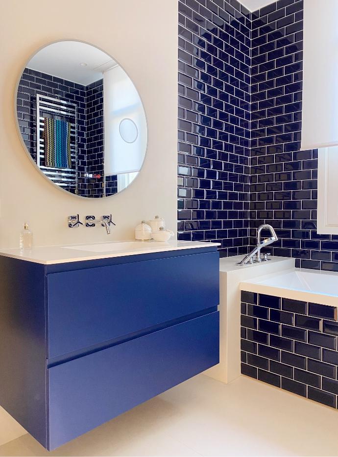 Blue vanity unit with Corian basin from Riluxa in blue bathroom by Studio Carrez