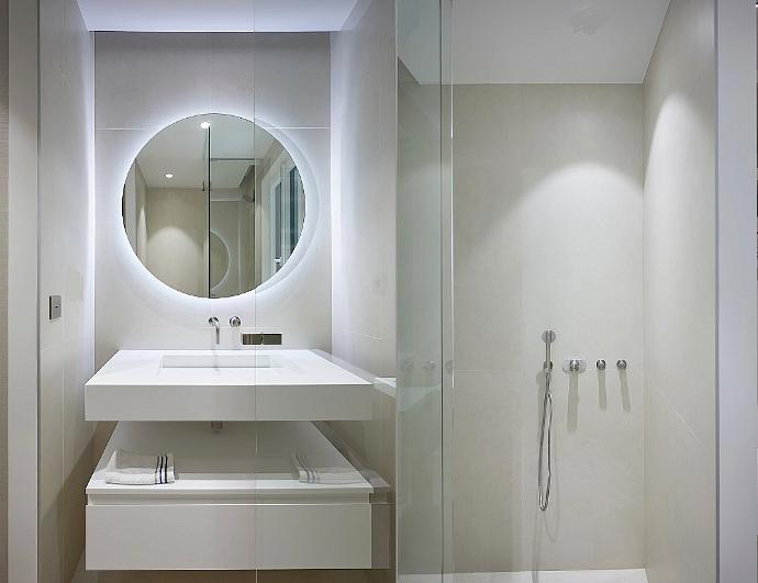 Floating Corian basin and cabinet combination by Riluxa in a bathroom designed by Studio Carrez.