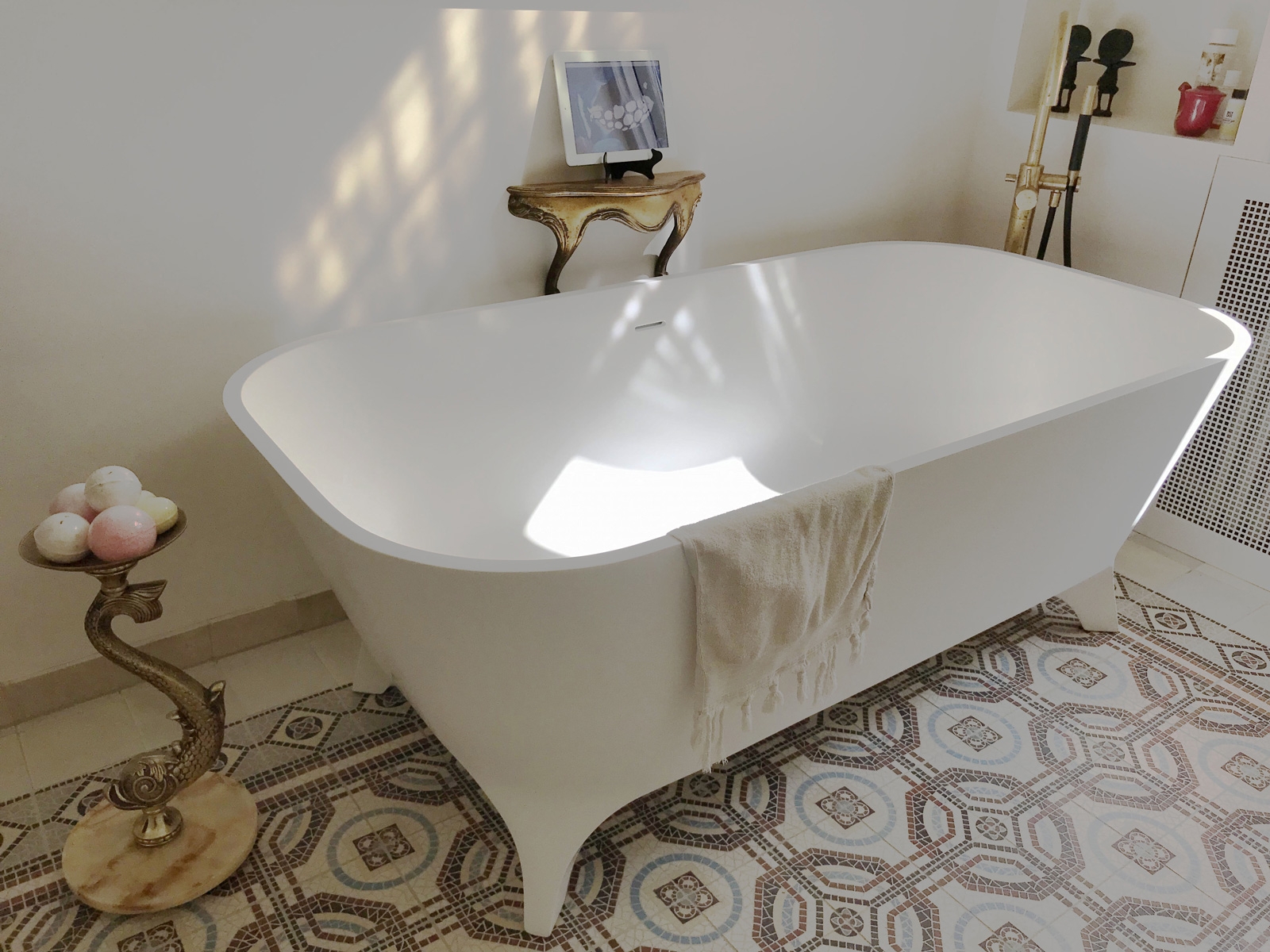 Lofty Bathtub in an luxury eclectic bathroom
