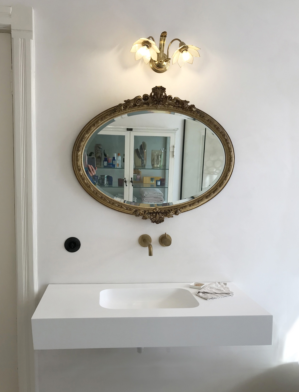 Closeup mirror and Corian® wall-mounted Toronto basin